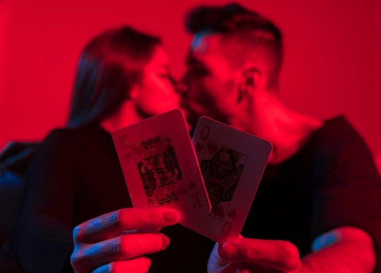 Meja Casino Hold'em live dengan dealer dan tampilan kartu komunitas di seksi togel
